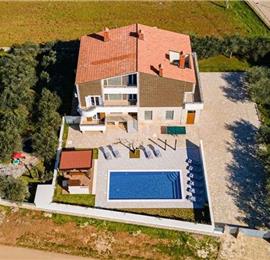 6 bedroom villa with pool near Pula, sleeps 12